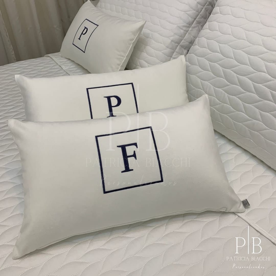 Almofada Individual com Inicial Square Veludo Branco Bordado Marinho