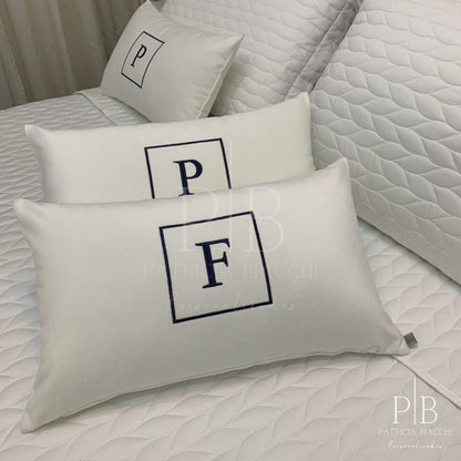 Almofada Individual com Inicial Square Veludo Branco Bordado Marinho