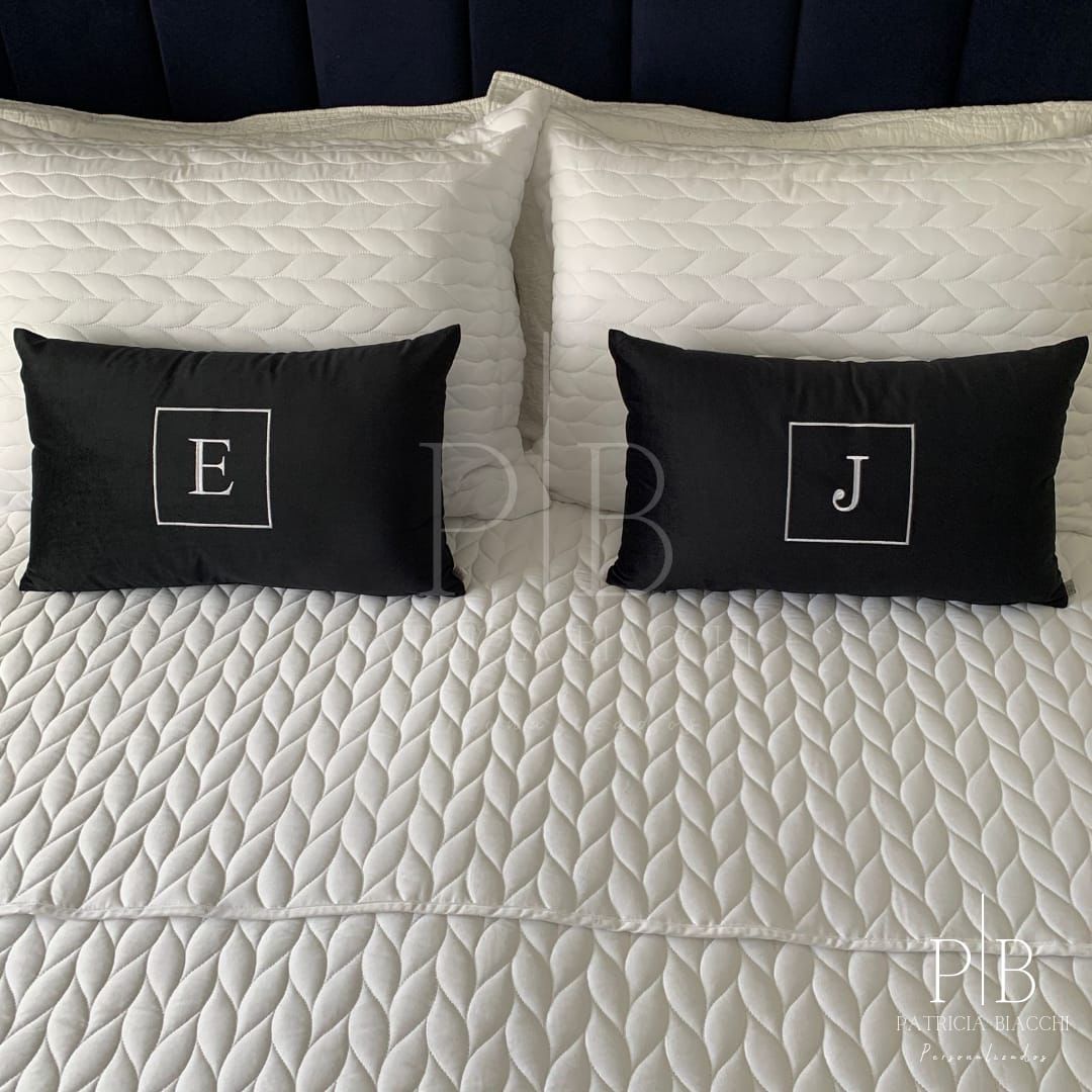 Almofadas Individual com Inicial Square Veludo Preto Bordado Branco