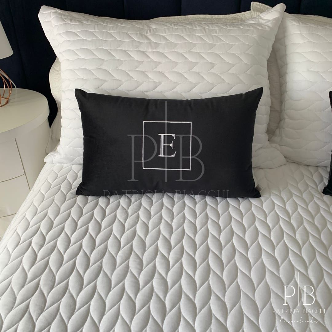 Almofadas Individual com Inicial Square Veludo Preto Bordado Branco