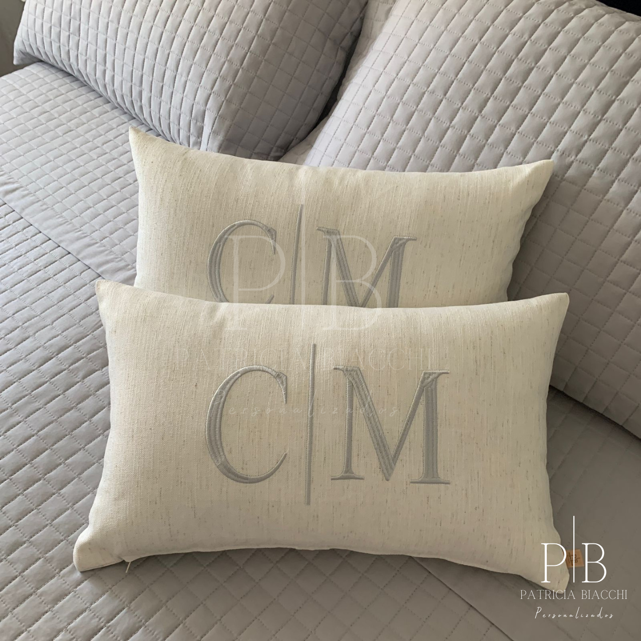 Almofada Individual com Iniciais Married Linho Cru Bordado Cinza Claro