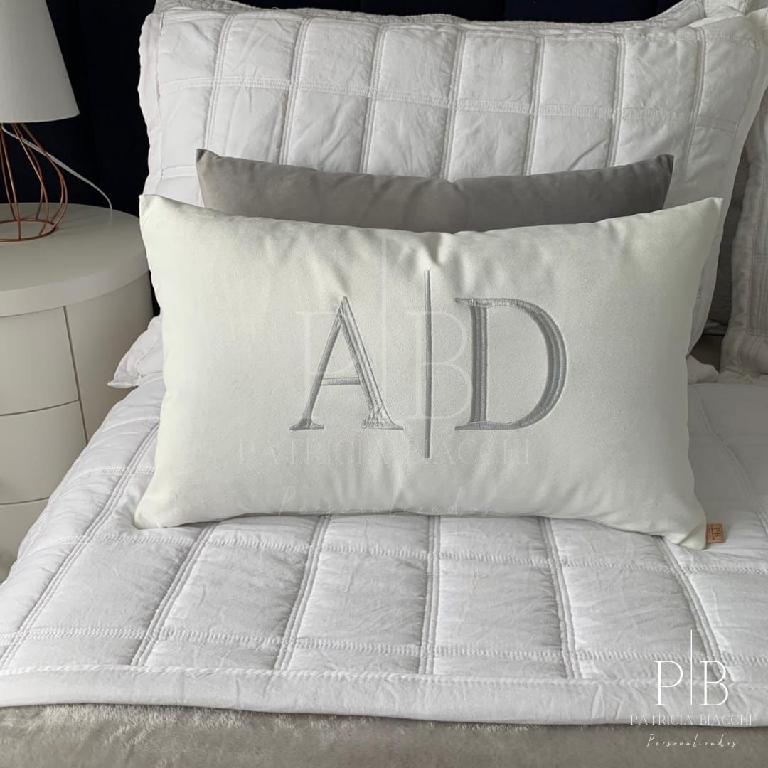Par de Almofadas com Iniciais Married Veludo Branco Bordado Cinza Claro