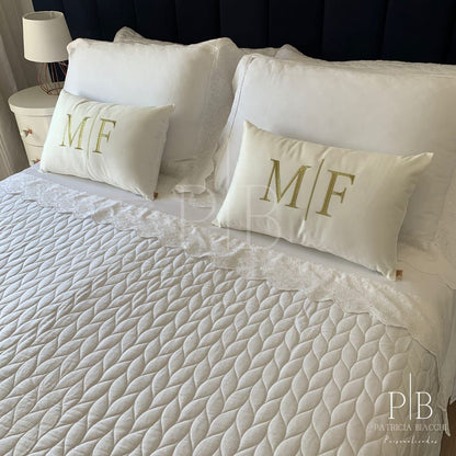 Almofada Individual com Iniciais Married Veludo Branco Bordado Dourado