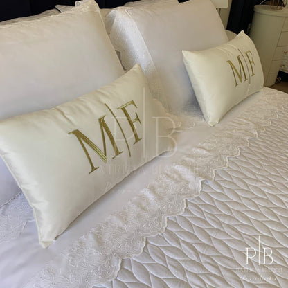 Almofada Individual com Iniciais Married Veludo Branco Bordado Dourado