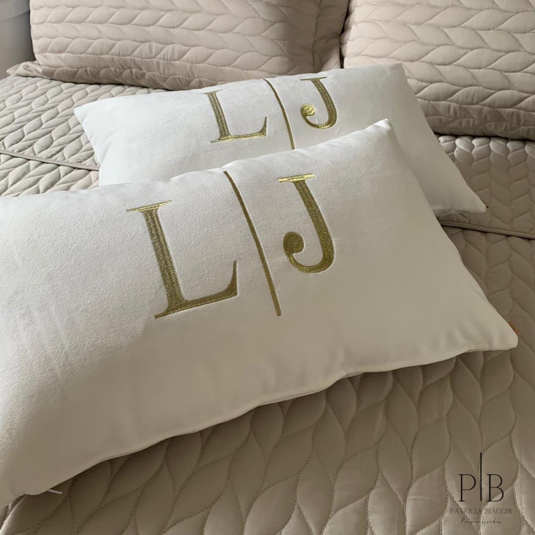 Par de Almofadas com Iniciais Married Veludo Branco Bordado Dourado