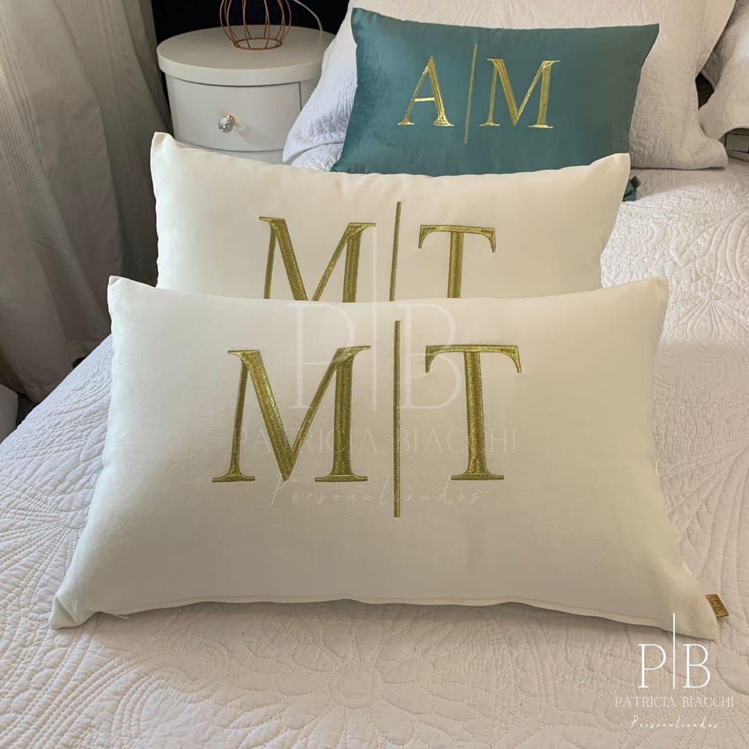 Par de Almofadas com Iniciais Married Veludo Branco Bordado Dourado