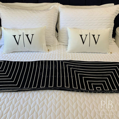 Par de Almofadas com Iniciais Married Veludo Branco Bordado Preto