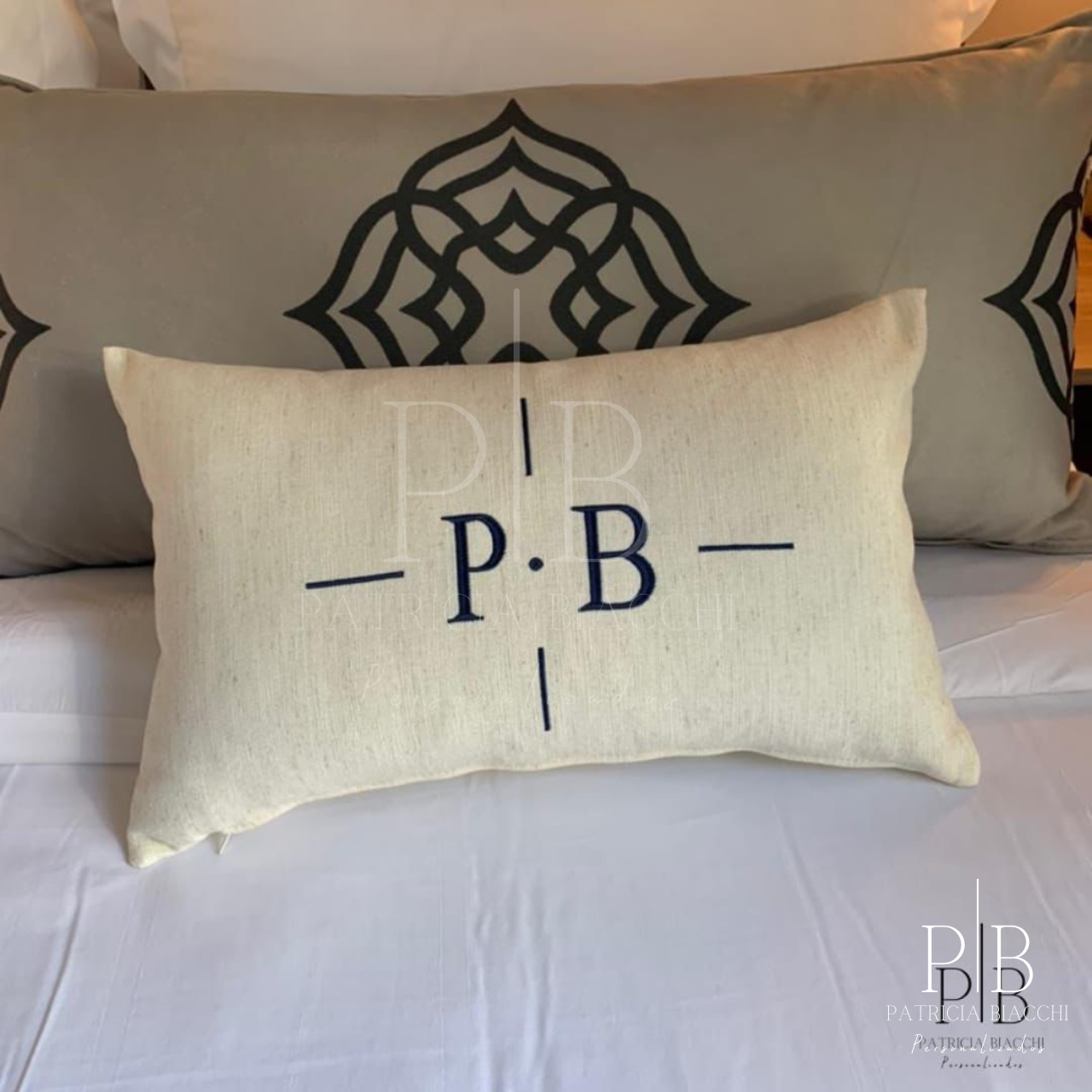 Par De Almofadas com Iniciais Design Linho Cru Bordado Marinho