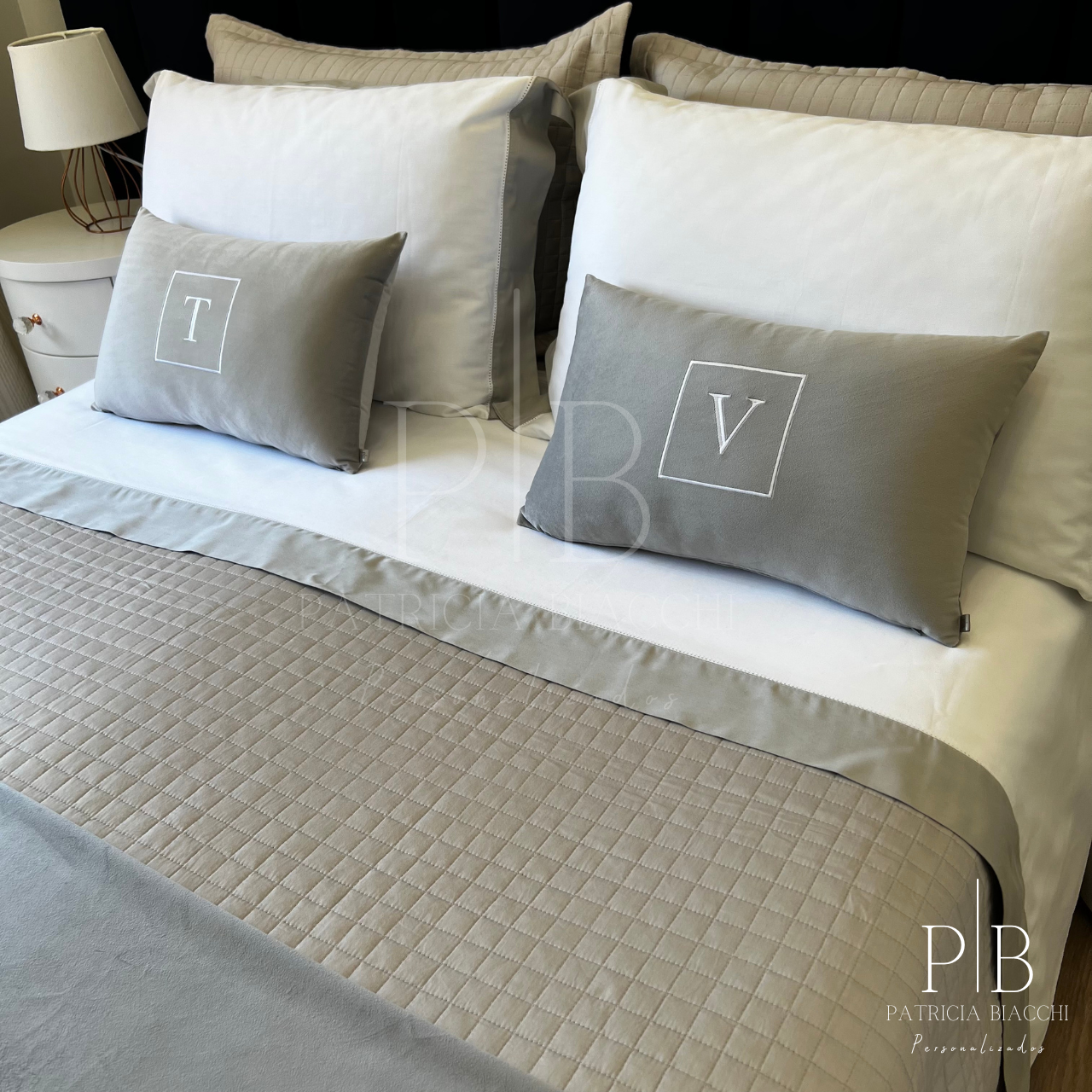 Par de Almofadas com Iniciais Square Veludo Cinza Claro Bordado Branco