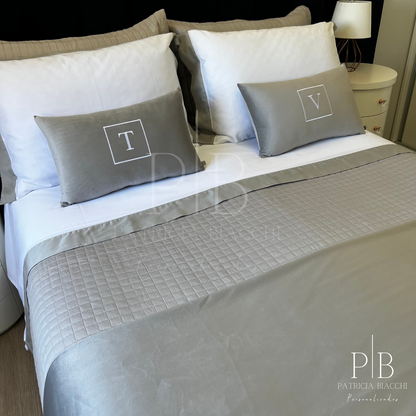 Par de Almofadas com Iniciais Square Veludo Cinza Claro Bordado Branco