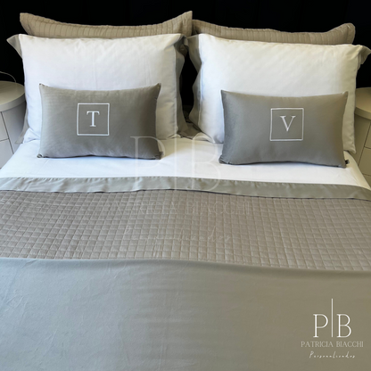 Par de Almofadas com Iniciais Square Veludo Cinza Claro Bordado Branco