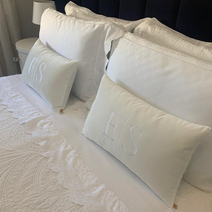 Almofada Individual com Inicial Married Veludo Branco Bordado Branco