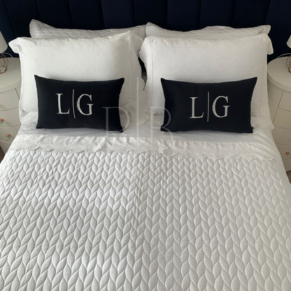 Par de Almofadas com Iniciais Married Veludo Preto Bordado Cinza Claro