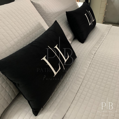 Par de Almofadas com Iniciais Married Veludo Preto Bordado Cinza Claro