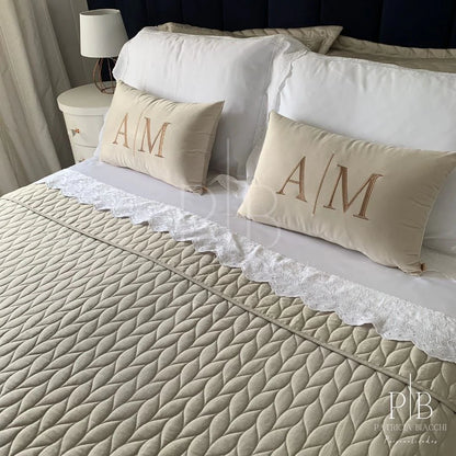 Almofada Individual com Inicial  Married Veludo Bege Bordado Amêndoa