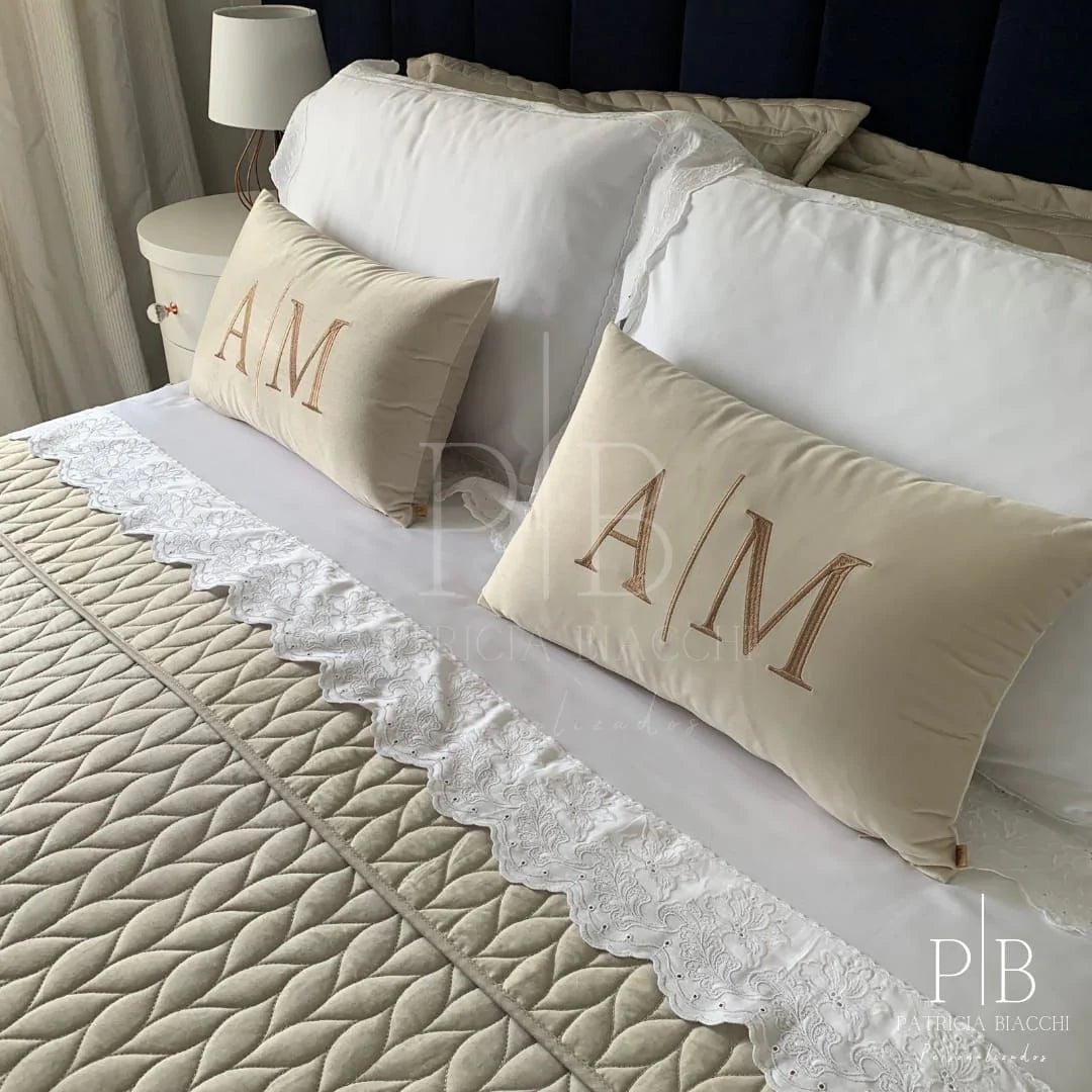 Almofada Individual com Inicial  Married Veludo Bege Bordado Amêndoa