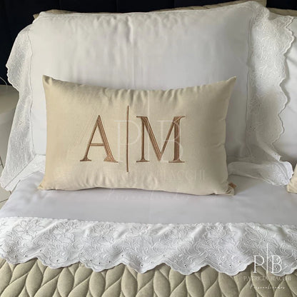 Almofada Individual com Inicial  Married Veludo Bege Bordado Amêndoa