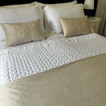 Almofada Individual com Inicial Married Veludo Bege Bordado Champanhe