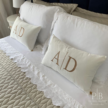 Almofada Individual com Iniciais Married Veludo Branco Bordado Amêndoa