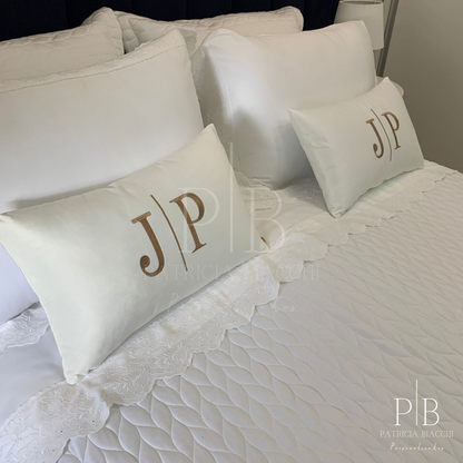 Almofada Individual com Iniciais Married Veludo Branco Bordado Amêndoa