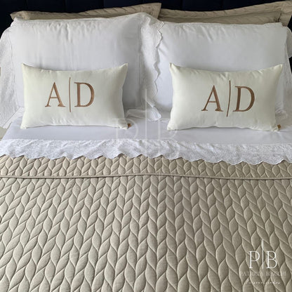 Almofada Individual com Iniciais Married Veludo Branco Bordado Amêndoa