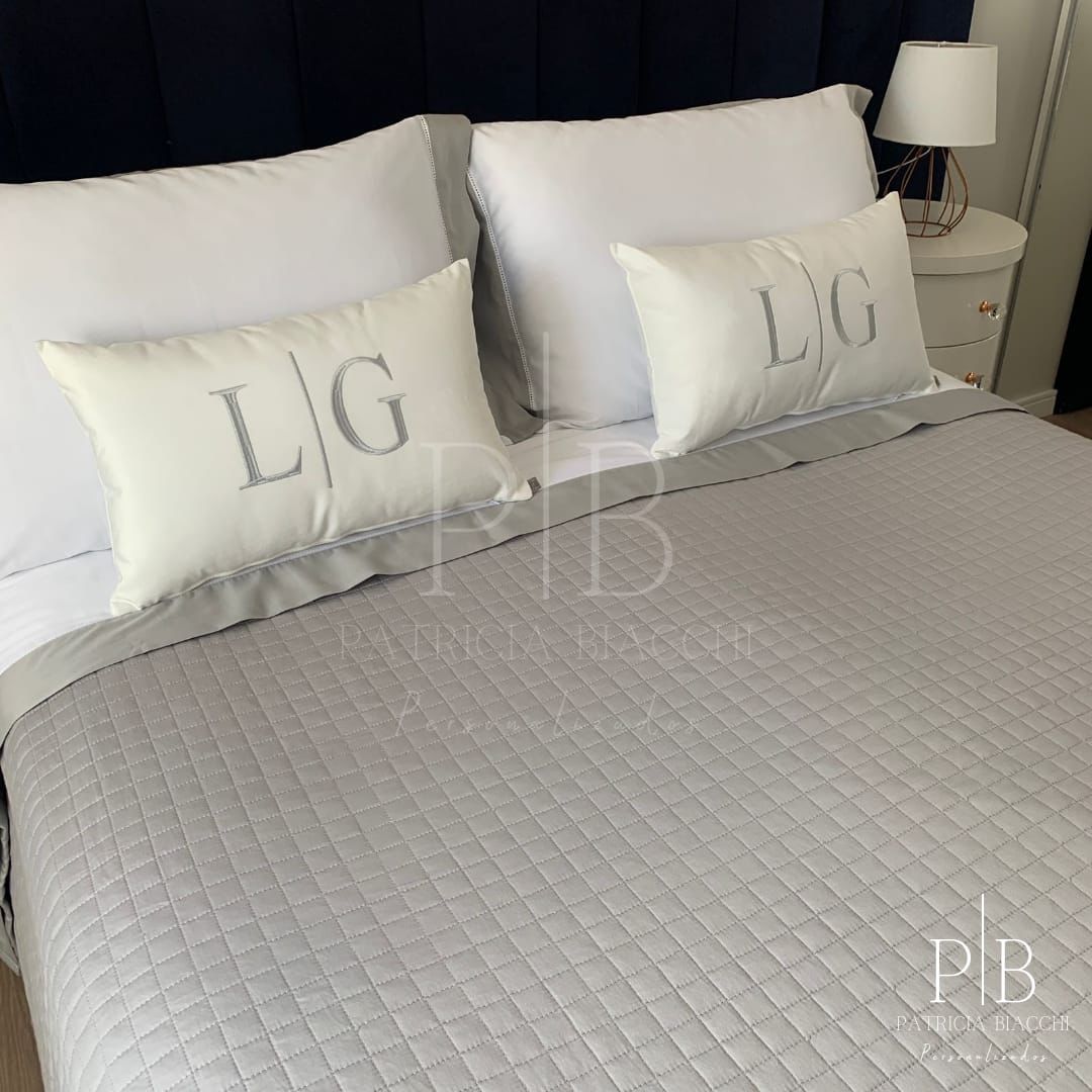 Par de Almofadas com Iniciais Married Veludo Branco Bordado Cinza Claro