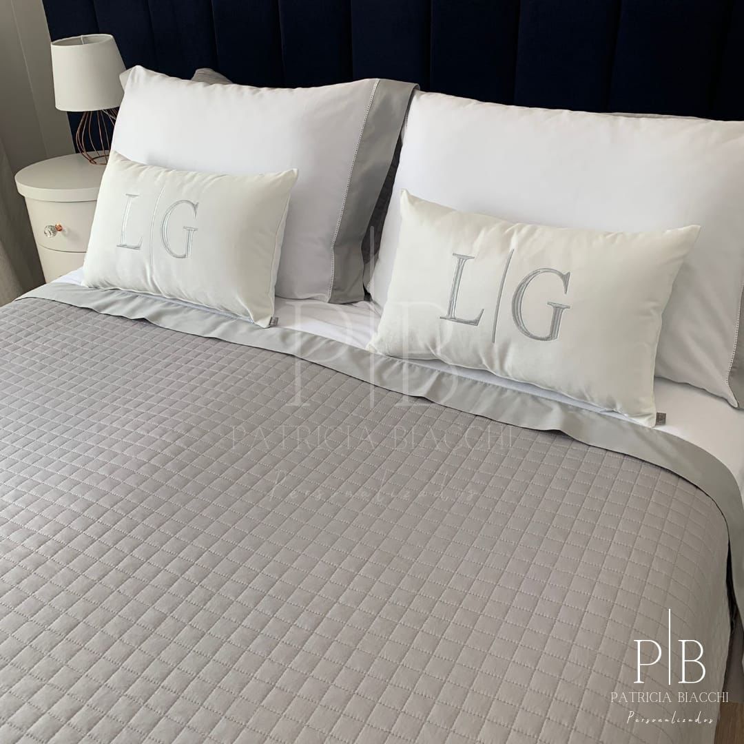 Par de Almofadas com Iniciais Married Veludo Branco Bordado Cinza Claro