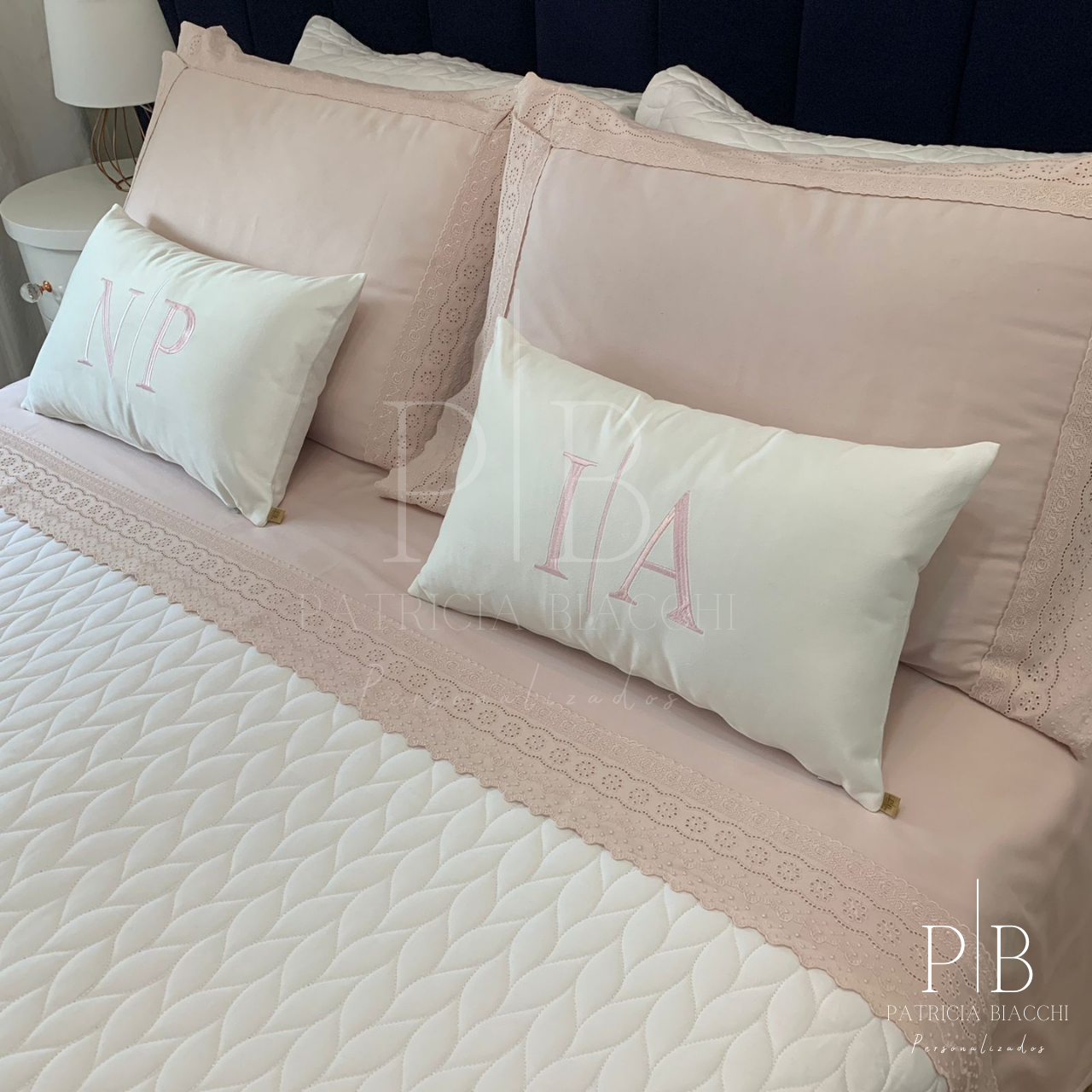 Almofada Individual com Inicial Married Veludo Branco Bordado Rosa Claro