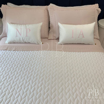 Par de Almofadas com Iniciais Married Veludo Branco Bordado Rosa Claro