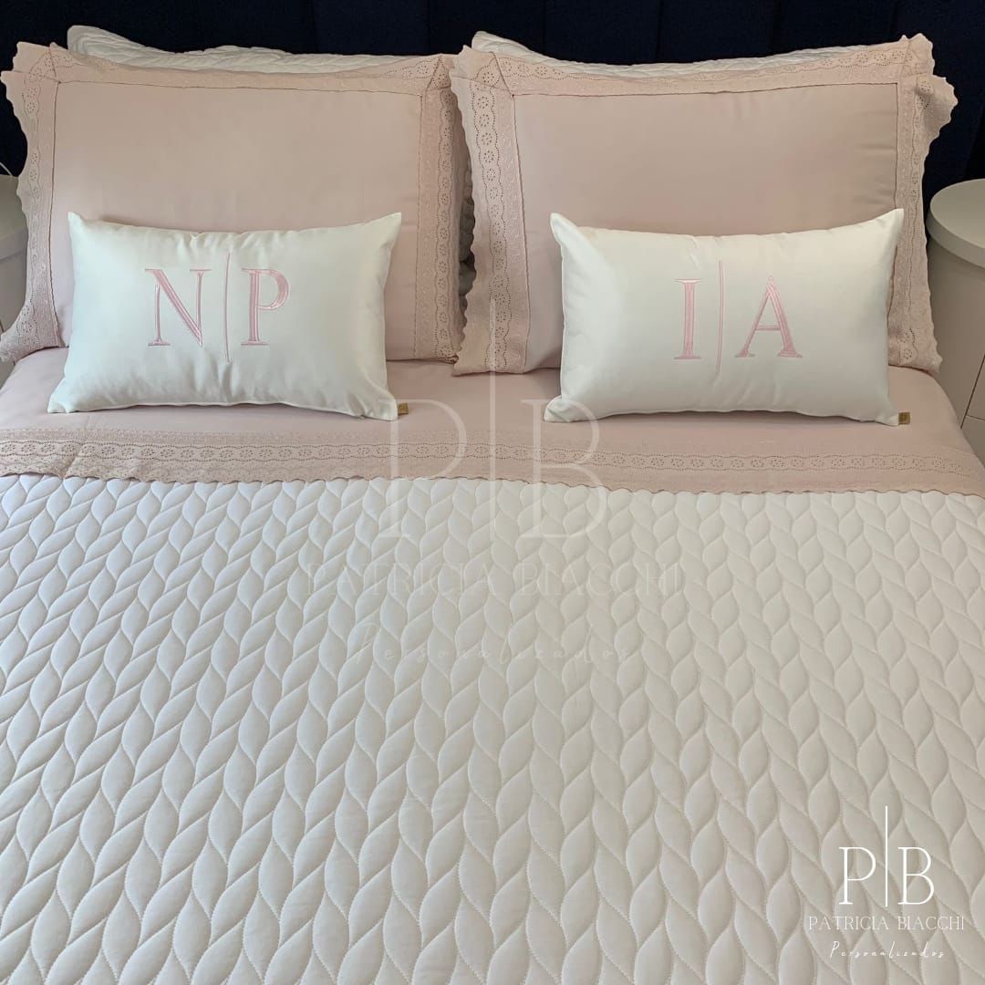 Almofada Individual com Inicial Married Veludo Branco Bordado Rosa Claro