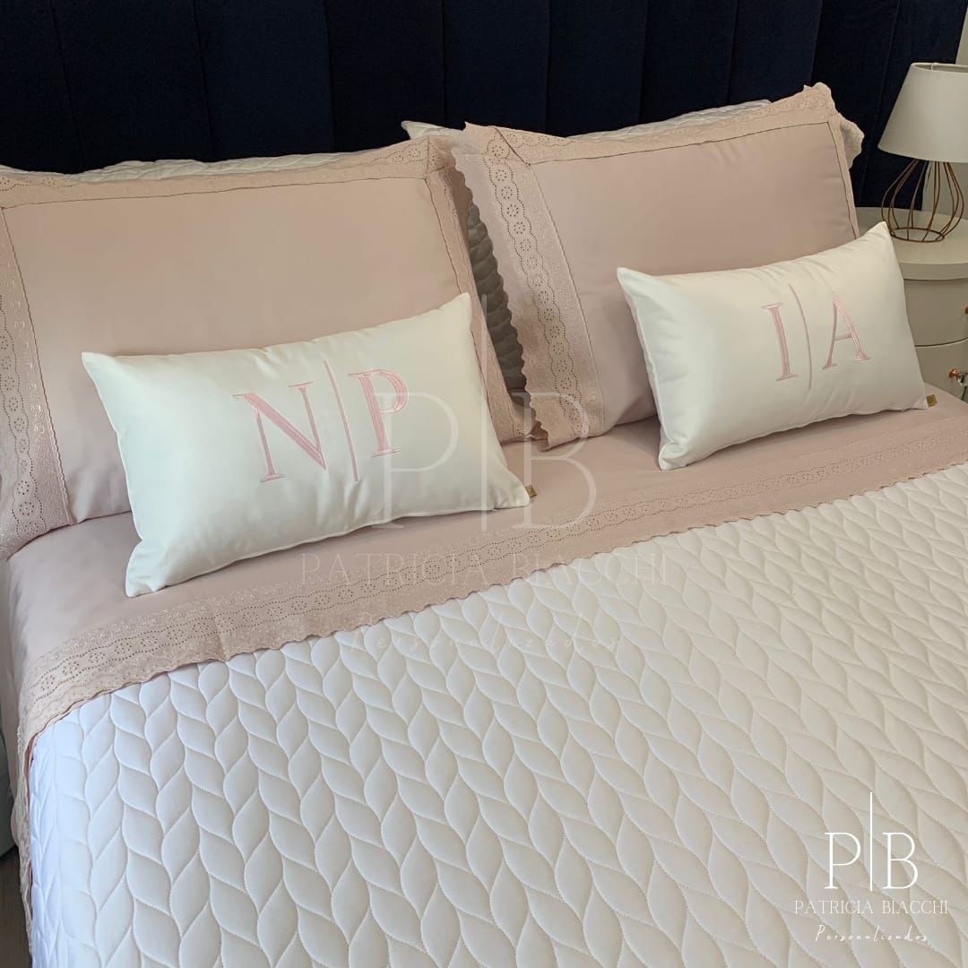 Almofada Individual com Inicial Married Veludo Branco Bordado Rosa Claro