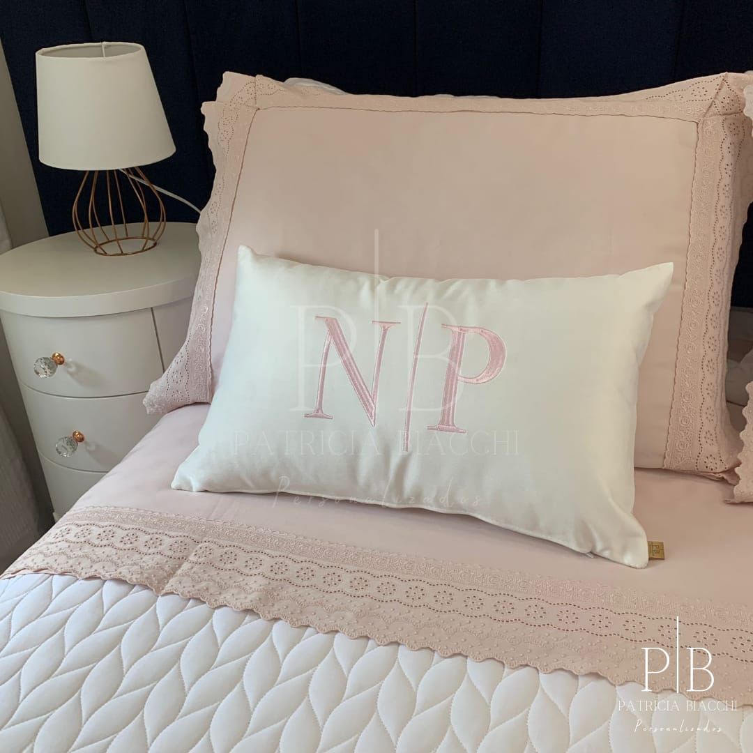 Par de Almofadas com Iniciais Married Veludo Branco Bordado Rosa Claro
