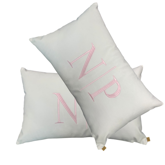 Par de Almofadas com Iniciais Married Veludo Branco Bordado Rosa Claro