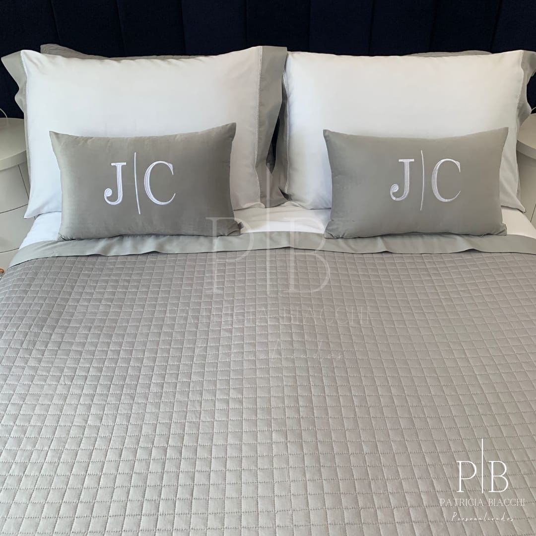 Par de Almofadas com Iniciais Married Veludo Cinza Claro Bordado Branco