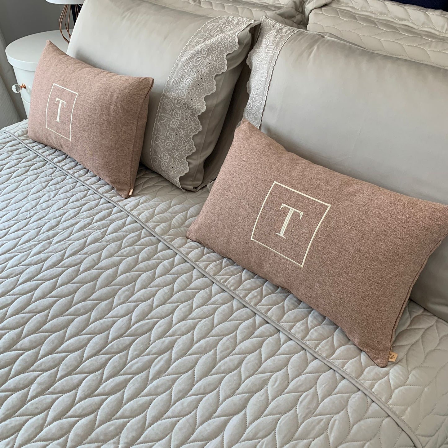 Almofada Individual com Inicial Square Linho Rose Bordado Champanhe