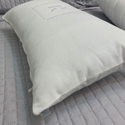 Par de Almofadas com Iniciais Square Veludo Branco Bordado Branco