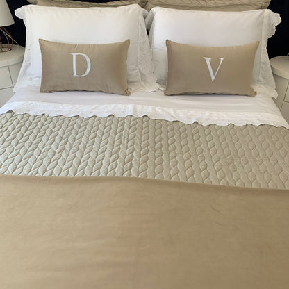 Par de Almofadas com Iniciais Single Veludo Caramelo Bordado Branco