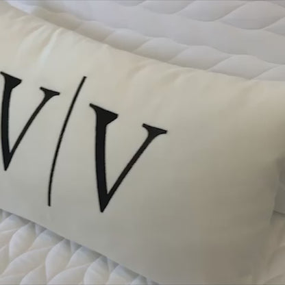Par de Almofadas com Iniciais Married Veludo Branco Bordado Preto
