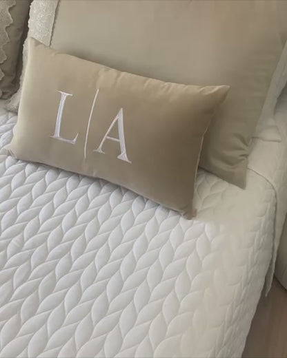 Par de Almofadas com Iniciais Married Veludo Caramelo Bordado Branco