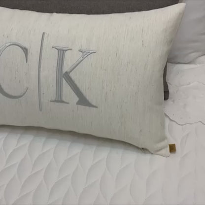 Par de Almofadas com Iniciais Married Linho Cru Bordado Cinza Claro