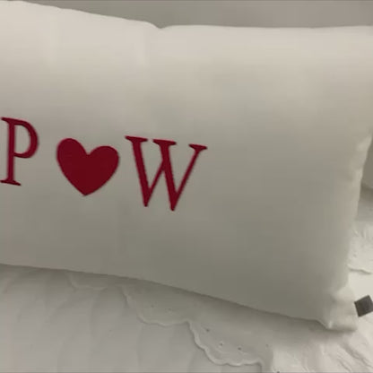 Par De Almofadas com Iniciais Heart Veludo Branco Bordado Vermelho
