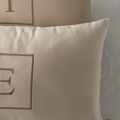 Par de Almofadas com Iniciais Square Veludo Bege Bordado Amêndoa