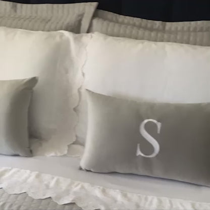 Par de Almofadas com Iniciais Single Veludo Cinza Claro Bordado Branco