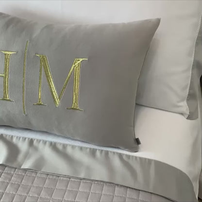 Par de Almofadas com Iniciais Married Veludo Cinza Claro Bordado Dourado