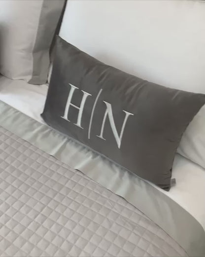 Par de Almofadas com Iniciais Married Veludo Cinza Escuro Bordado Branco